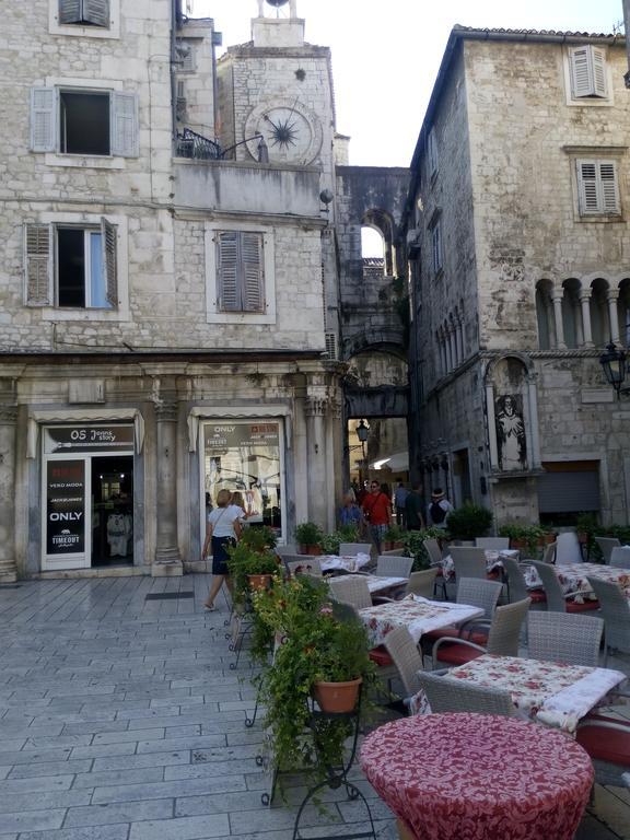 Apartments Crvena Orhideja Split Bagian luar foto